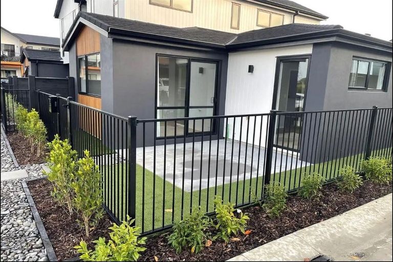 Photo of property in 8 Kumerahou Street, Kumeu, 0810