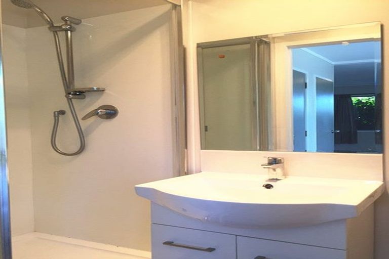 Photo of property in 24 Jillteresa Crescent, Half Moon Bay, Auckland, 2012