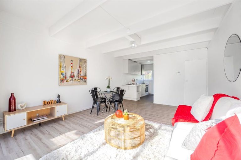 Photo of property in 2/39 Rathgar Road, Henderson, Auckland, 0610