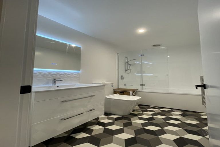 Photo of property in 6 Cessna Way, Newlands, Wellington, 6037