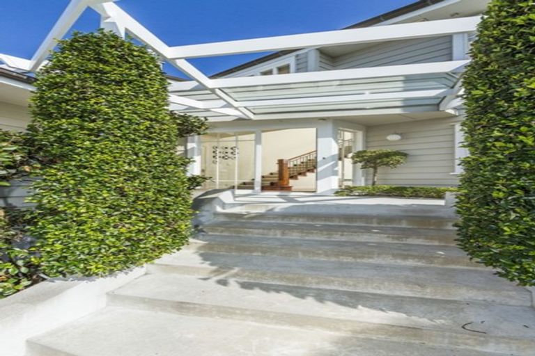 Photo of property in 16 Tiri Road, Milford, Auckland, 0620