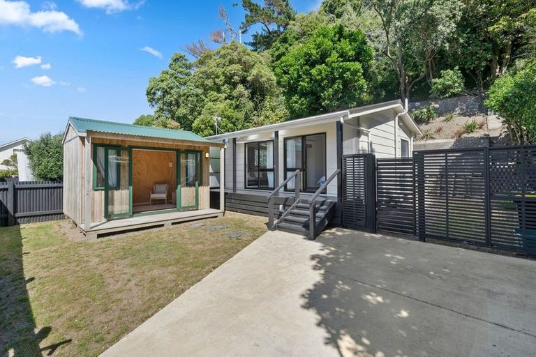 Photo of property in 32a Derwent Street, Island Bay, Wellington, 6023
