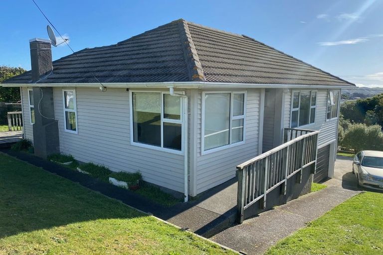 Photo of property in 32 Kenmore Street, Newlands, Wellington, 6037