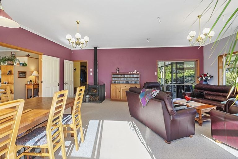 Photo of property in 4 Rangatira Road, Tawa, Wellington, 5028