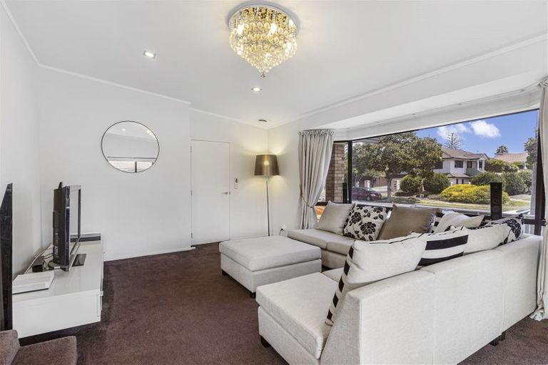 Photo of property in 70 Golfland Drive, Golflands, Auckland, 2013