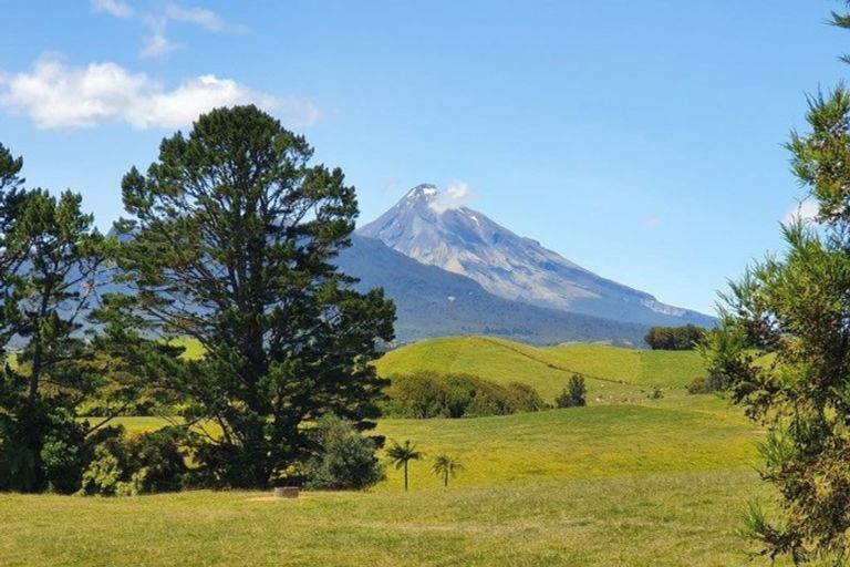Photo of property in 1939 South Road, Pitone, New Plymouth, 4374