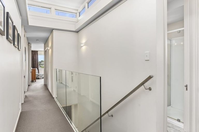 Photo of property in 10 Knightsbridge Drive, Forrest Hill, Auckland, 0620