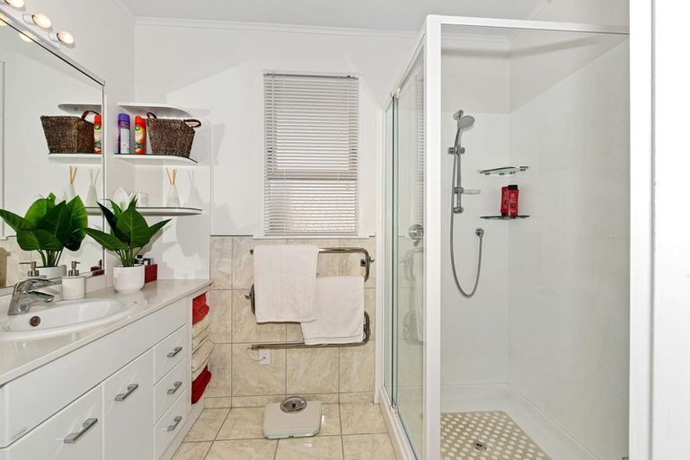 Photo of property in 57 Avonleigh Road, Green Bay, Auckland, 0604