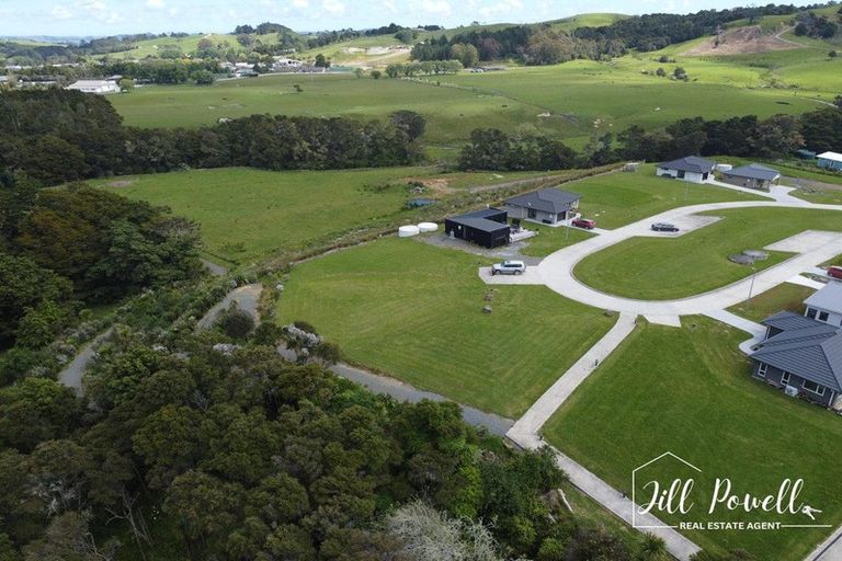 Photo of property in 17 Manaaki Circle, Paparoa, 0571