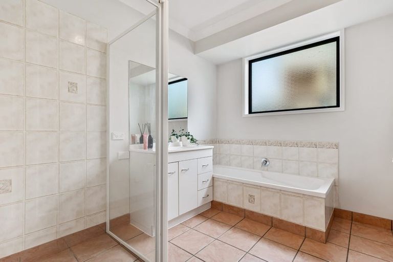 Photo of property in 12 Semillon Avenue, Henderson, Auckland, 0612