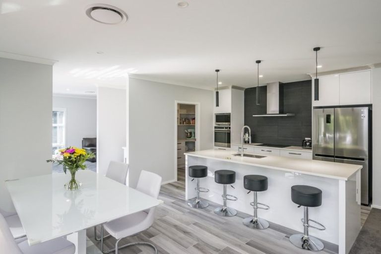 Photo of property in 2 Stoneleigh Grove, Paraparaumu, 5032