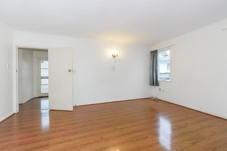 Photo of property in 38 Buscomb Avenue, Henderson, Auckland, 0610