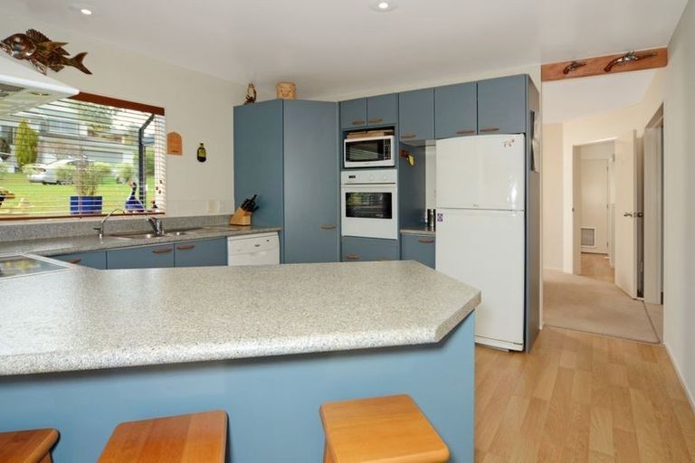 Photo of property in 19 Mandeville Place, Unsworth Heights, Auckland, 0632