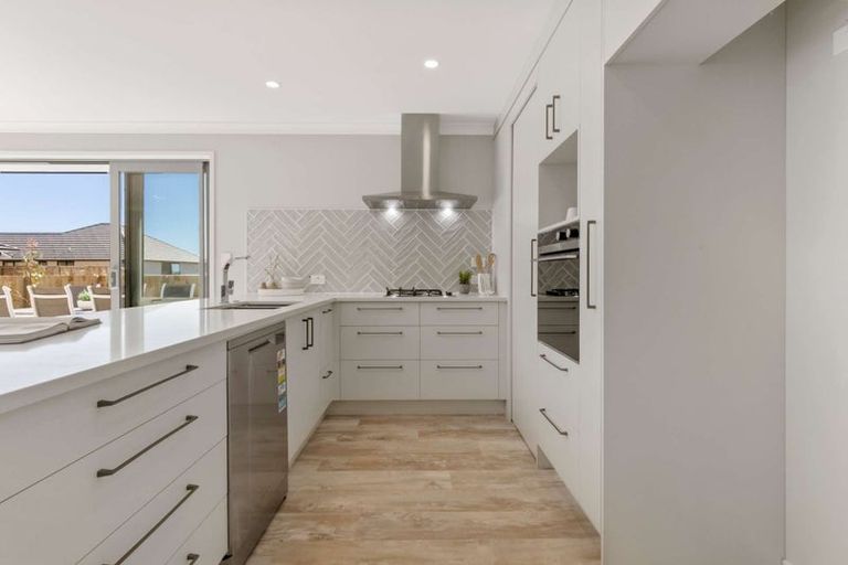 Photo of property in 18 Sam Heywood Place, Pyes Pa, Tauranga, 3112