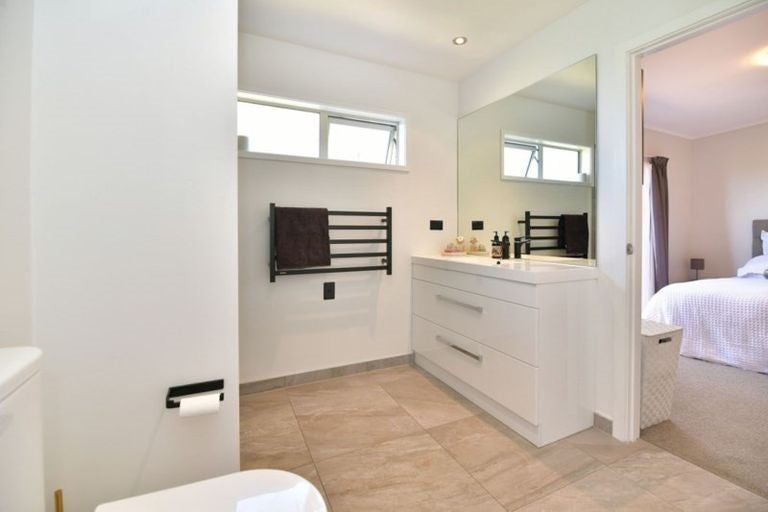 Photo of property in 37 Elliston Crescent, Stanmore Bay, Whangaparaoa, 0932