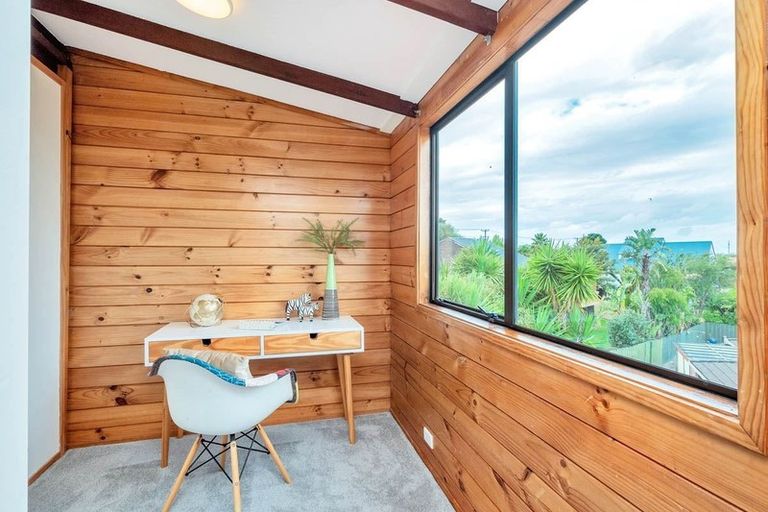 Photo of property in 1/21 Chablis Place, Henderson, Auckland, 0612