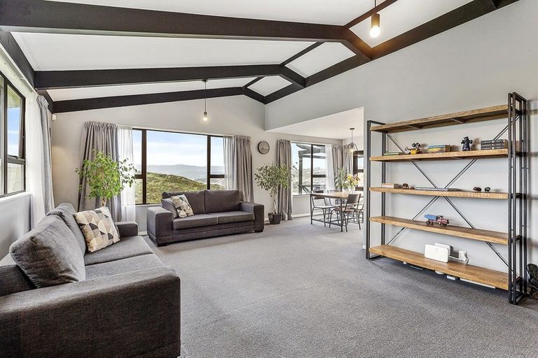 Photo of property in 4 Crown Hill, Titahi Bay, Porirua, 5022