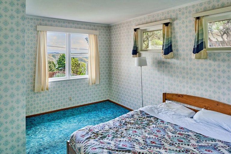 Photo of property in 5 Tirowhanga Road, Paremata, Porirua, 5024