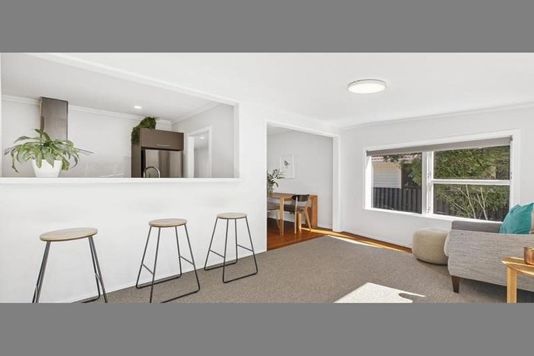 Photo of property in 24 La Rosa Street, Green Bay, Auckland, 0604