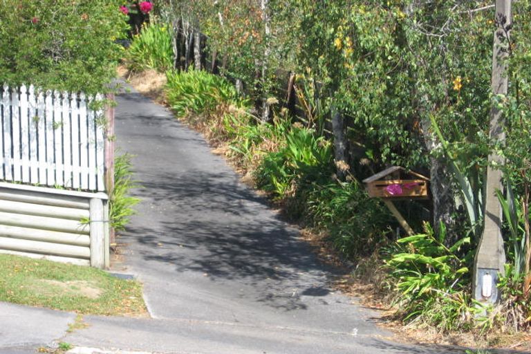 Photo of property in 2/8 Dianthus Place, Browns Bay, Auckland, 0630