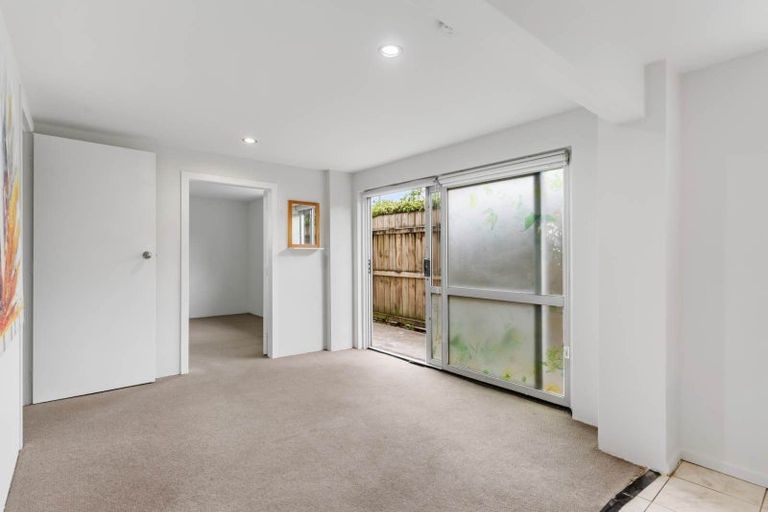 Photo of property in 559 Glenfield Road, Glenfield, Auckland, 0629