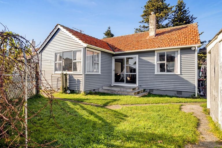 Photo of property in 16 Hadfield Street, Patea, 4520