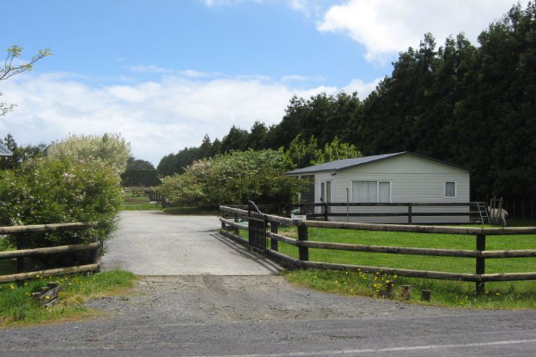 Photo of property in 102 Boord Crescent, Kumeu, 0891