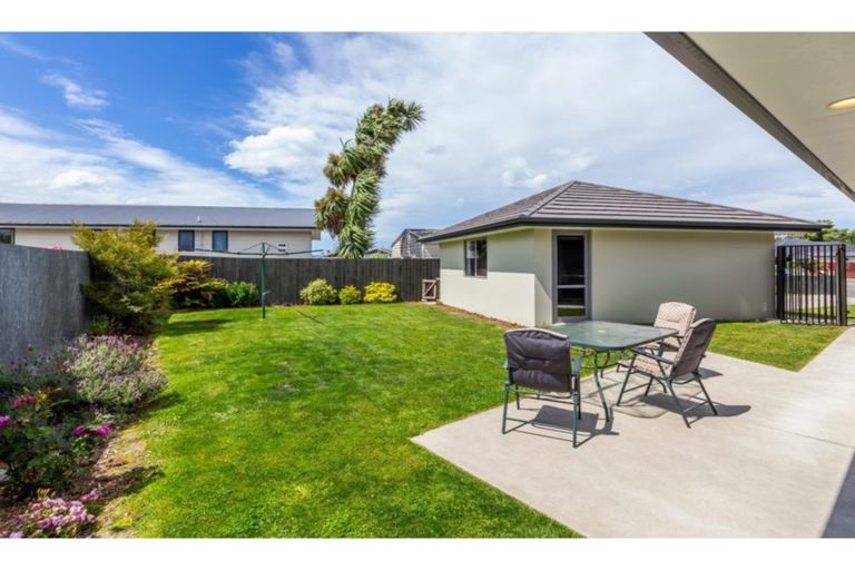 Photo of property in 8 Carteret Place, Aranui, Christchurch, 8061