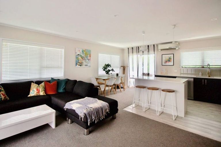 Photo of property in 2a Taipari Road, Te Atatu Peninsula, Auckland, 0610