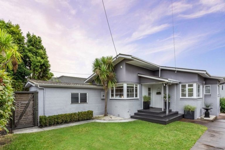 Photo of property in 15 Eversleigh Road, Belmont, Auckland, 0622