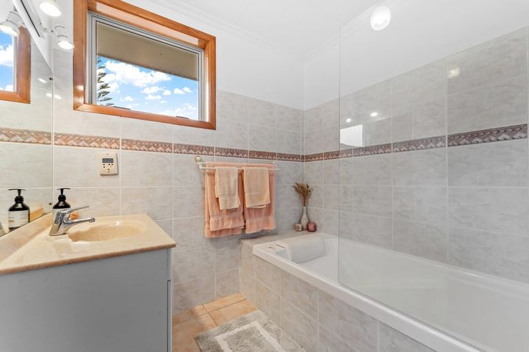 Photo of property in 17 Weranui Road, Waiwera, 0994