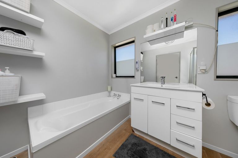 Photo of property in 63 Claverdon Drive, Massey, Auckland, 0614