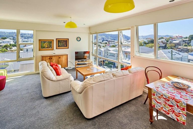 Photo of property in Westgate Flats, 9/36 Queen Street, Mount Victoria, Wellington, 6011