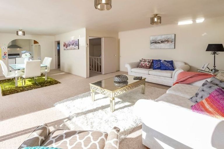 Photo of property in 2/7 Gossamer Drive, Pakuranga Heights, Auckland, 2010