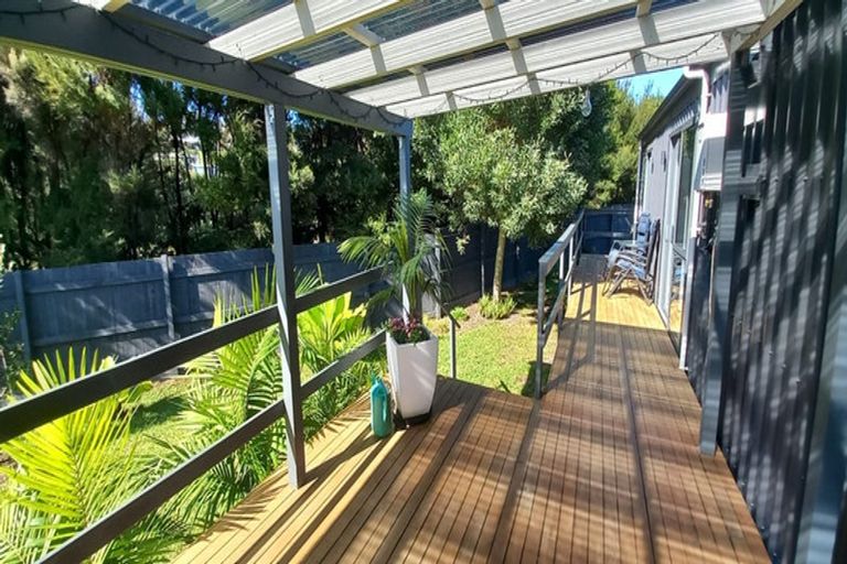 Photo of property in 2 Meenas Place, Cable Bay, 0420