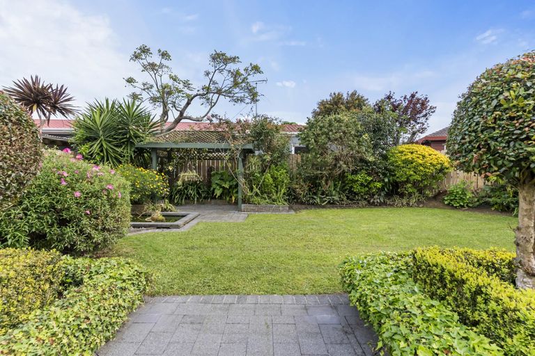 Photo of property in 17 Channing Crescent, Botany Downs, Auckland, 2010