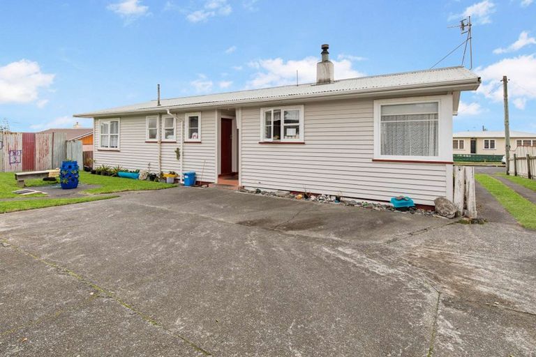Photo of property in 4 Omori Place, Castlecliff, Whanganui, 4501
