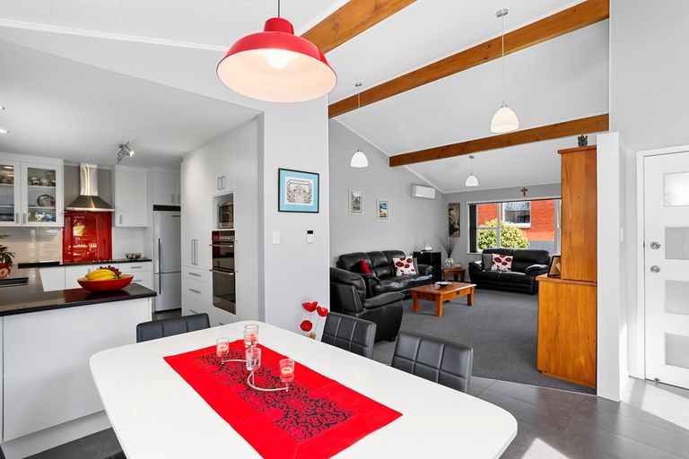 Photo of property in 108 Cliff View Drive, Green Bay, Auckland, 0604