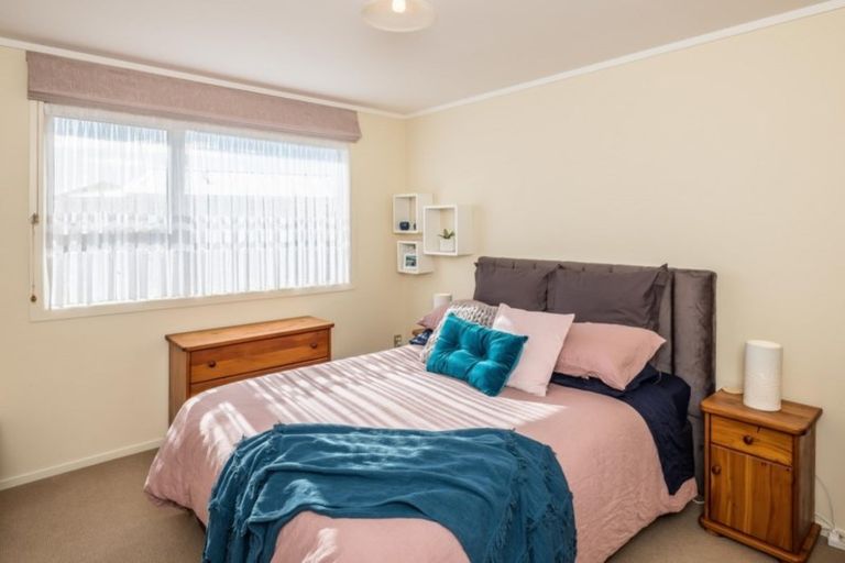 Photo of property in 12b Bayswater Place, Newlands, Wellington, 6037