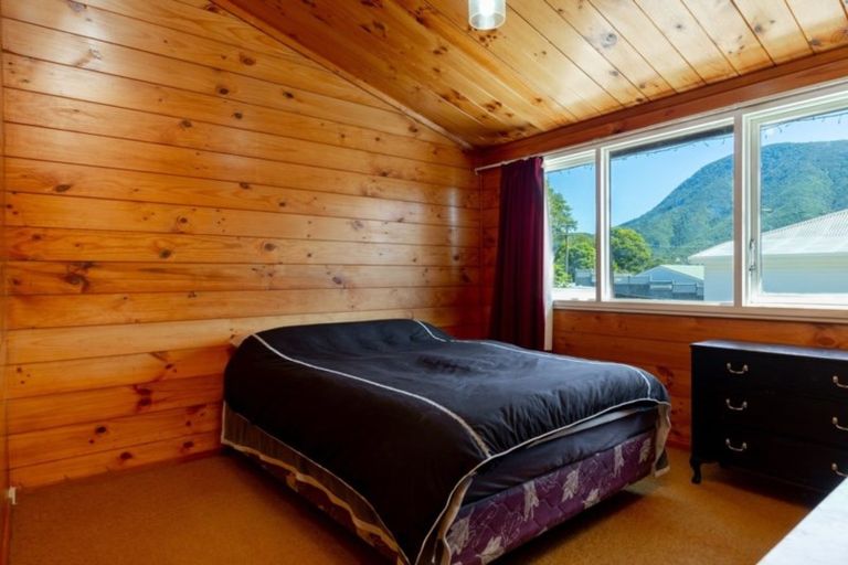 Photo of property in 19 Broadway, Picton, 7220