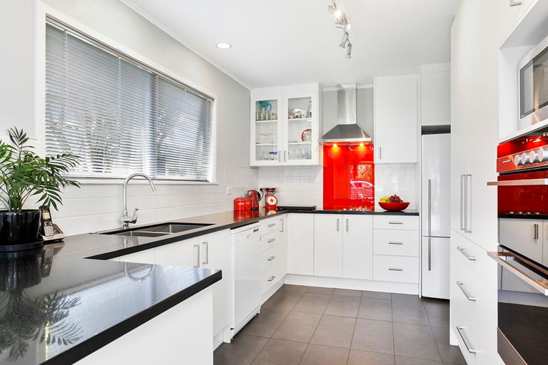 Photo of property in 108 Cliff View Drive, Green Bay, Auckland, 0604