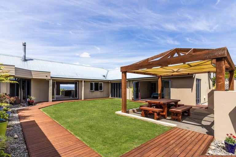 Photo of property in 400 Gillespie Place, Acacia Bay, Taupo, 3385