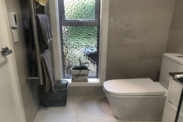 Photo of property in 2/1 Korau Road, Greenlane, Auckland, 1051