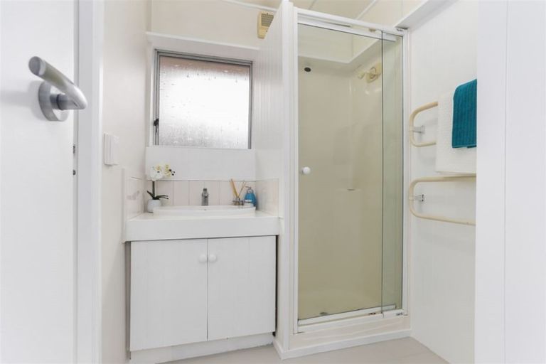 Photo of property in 2/6 Gladys Avenue, Glenfield, Auckland, 0629