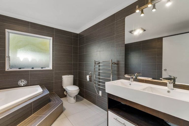 Photo of property in 18 Belleaire Court, West Harbour, Auckland, 0618