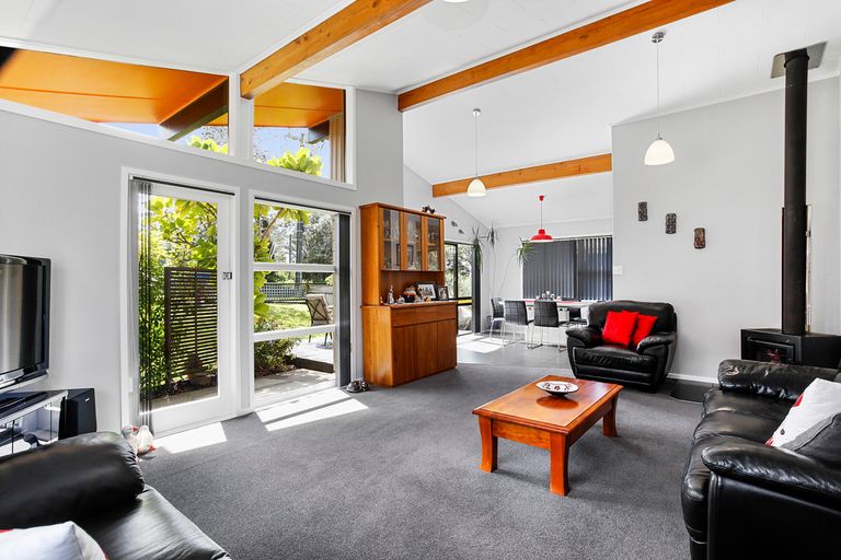 Photo of property in 108 Cliff View Drive, Green Bay, Auckland, 0604