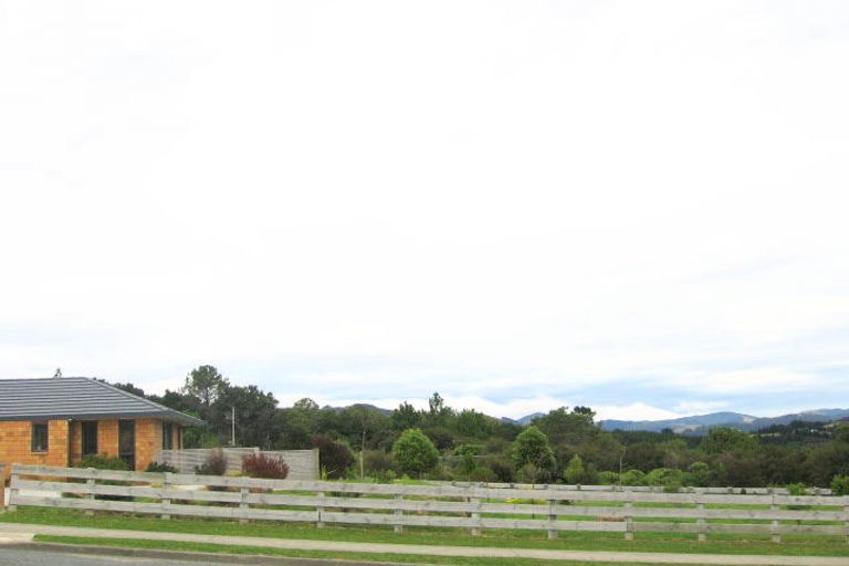 Photo of property in 30 Mount Marua Drive, Timberlea, Upper Hutt, 5018