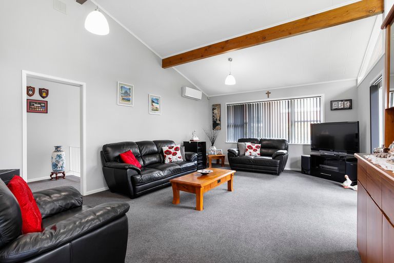 Photo of property in 108 Cliff View Drive, Green Bay, Auckland, 0604