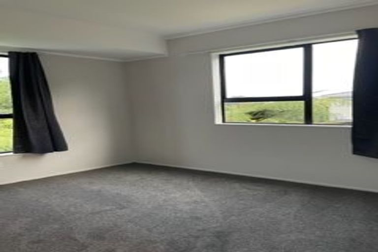 Photo of property in 26a Cheltenham Terrace, Newlands, Wellington, 6037