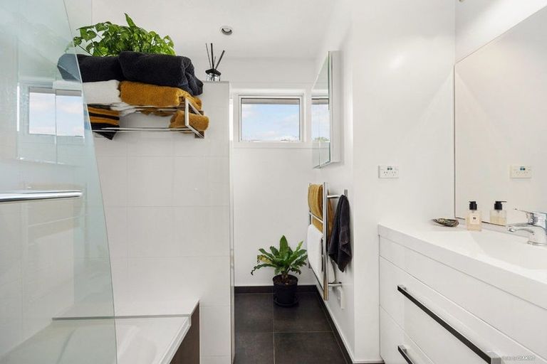 Photo of property in 3 Realm Place, Massey, Auckland, 0614